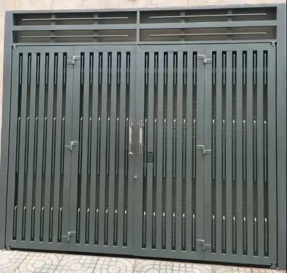Tháo gỡ cửa sắt cũ hư hỏng để thay mới