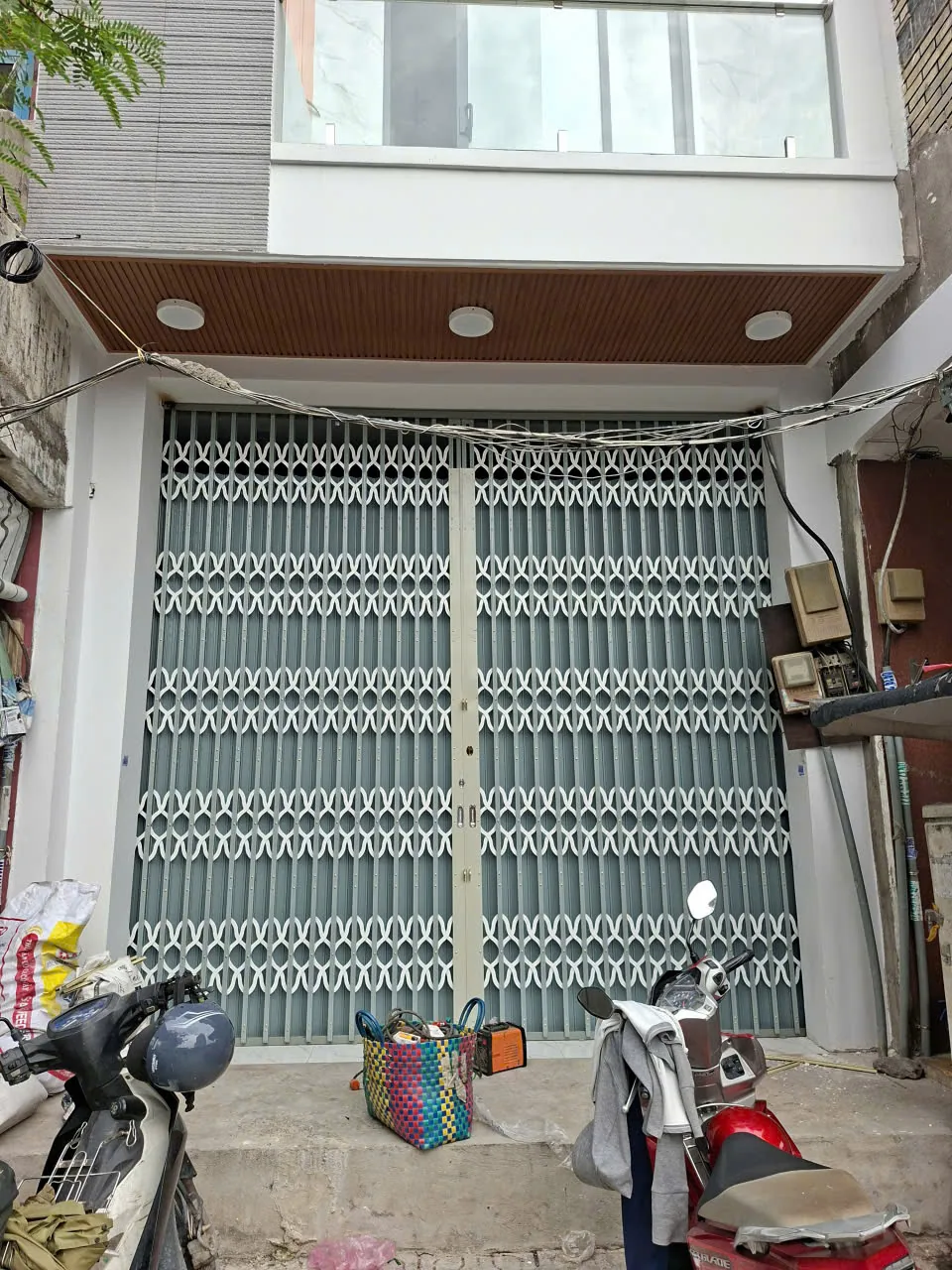 Cửa kéo lá thưa cho mặt tiền nhà phố tại TP.HCM