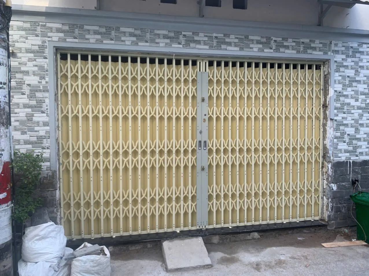 Cửa kéo Đài Loan mới lắp cho nhà phố tại TP.HCM