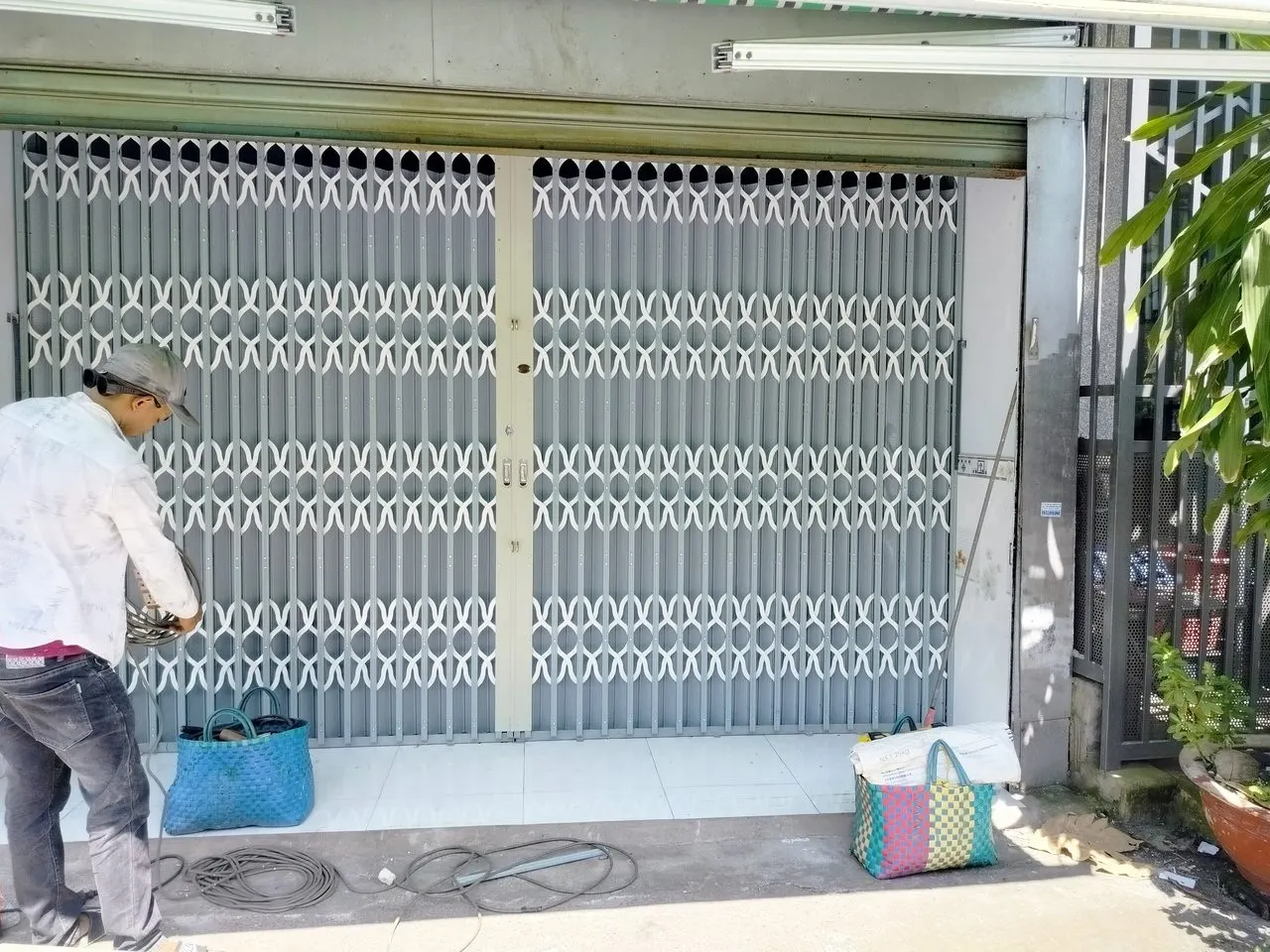 Thợ Pro-Metal lắp đặt, sửa cửa kéo sắt tận nhà tại TP.HCM