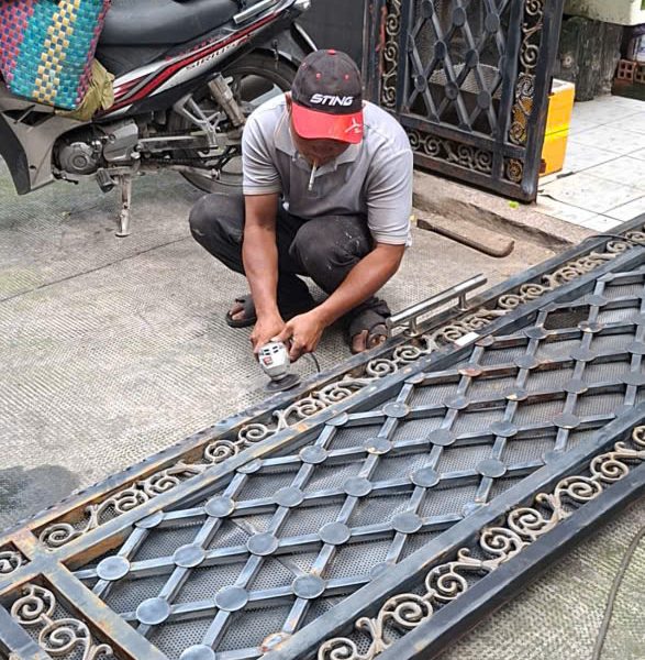 Thợ mài sửa cánh cổng sắt mỹ thuật tại nhà