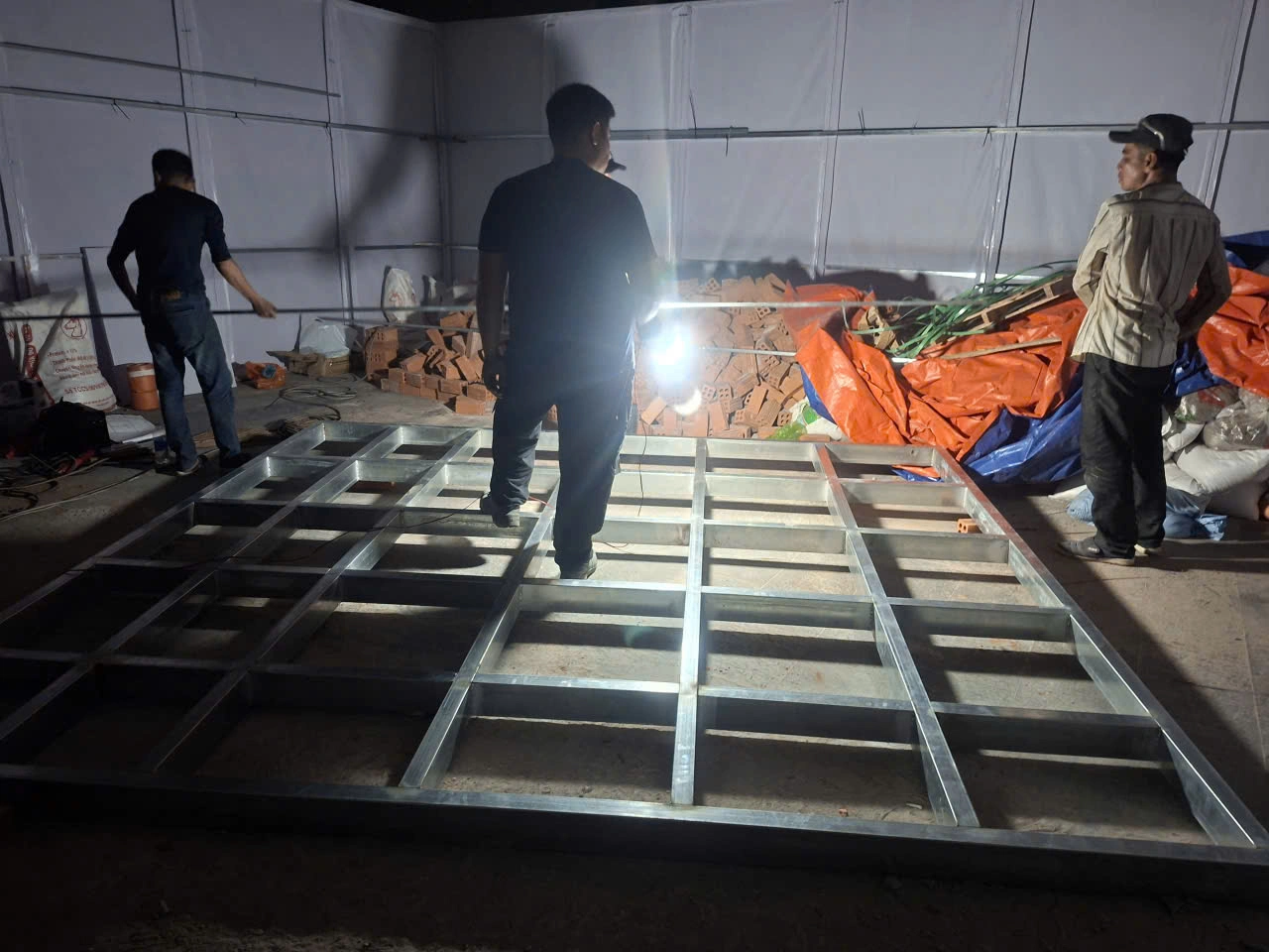 Sửa khung cửa sắt bị xệ, cạ nền