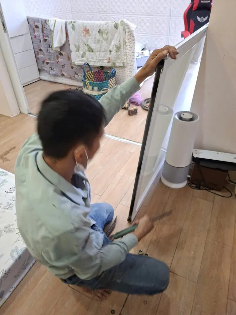 Thợ kiểm tra và sửa cánh cửa lùa nhôm kính tại nhà
