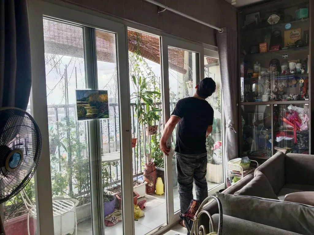Kiểm tra vận hành cửa lùa nhôm kính sau khi sửa tại căn hộ