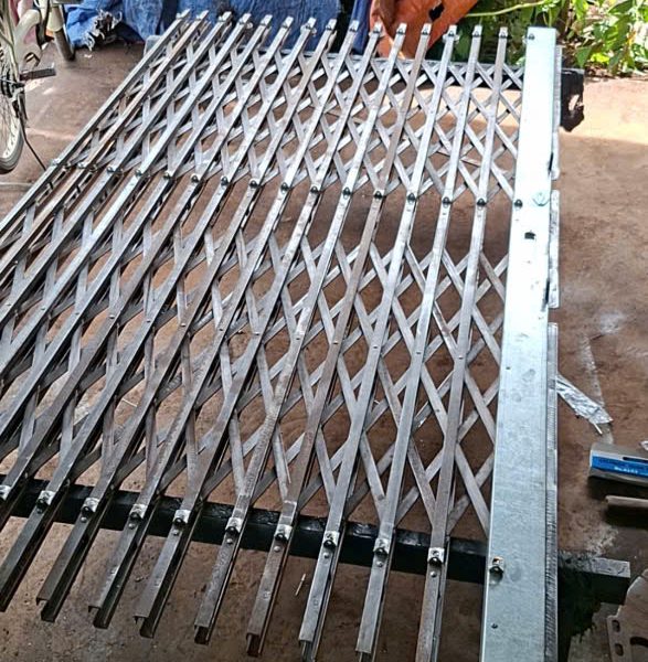 Bộ lá cửa kéo sắt đang được gia công tại xưởng Pro-Metal