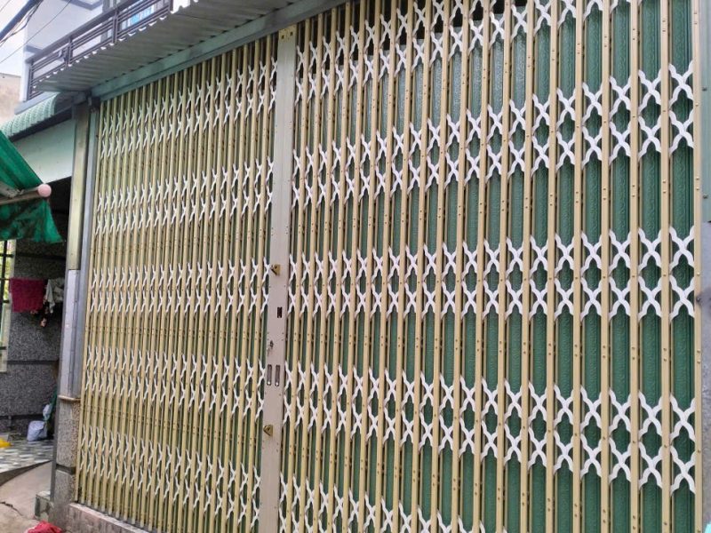 Cửa kéo sắt hoa văn khổ lớn cho nhà phố tại TP.HCM