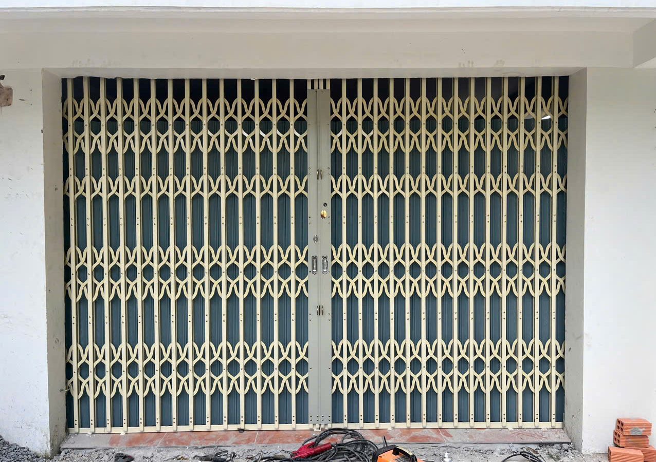 Cửa kéo sắt hoa văn vừa thi công xong, đồ nghề hàn còn tại công trình