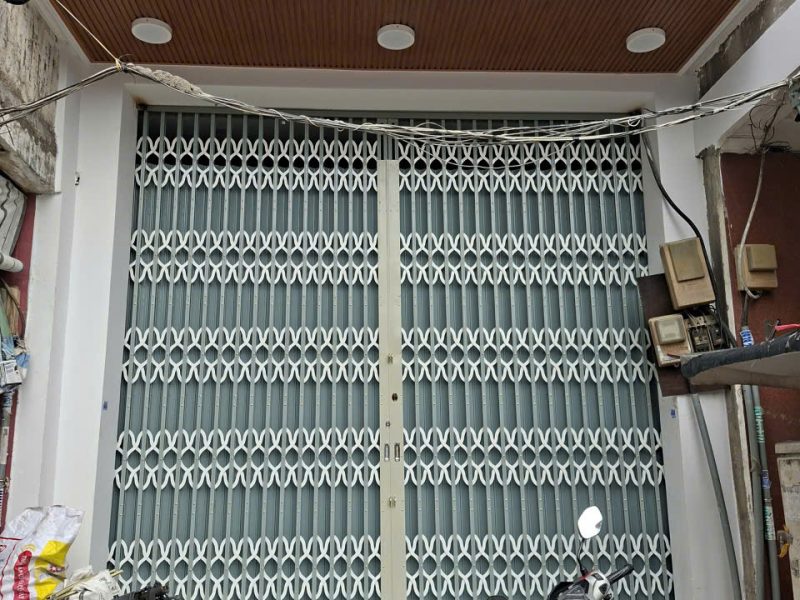 Cửa kéo sắt mới lắp tại nhà phố, máy hàn còn ở công trình