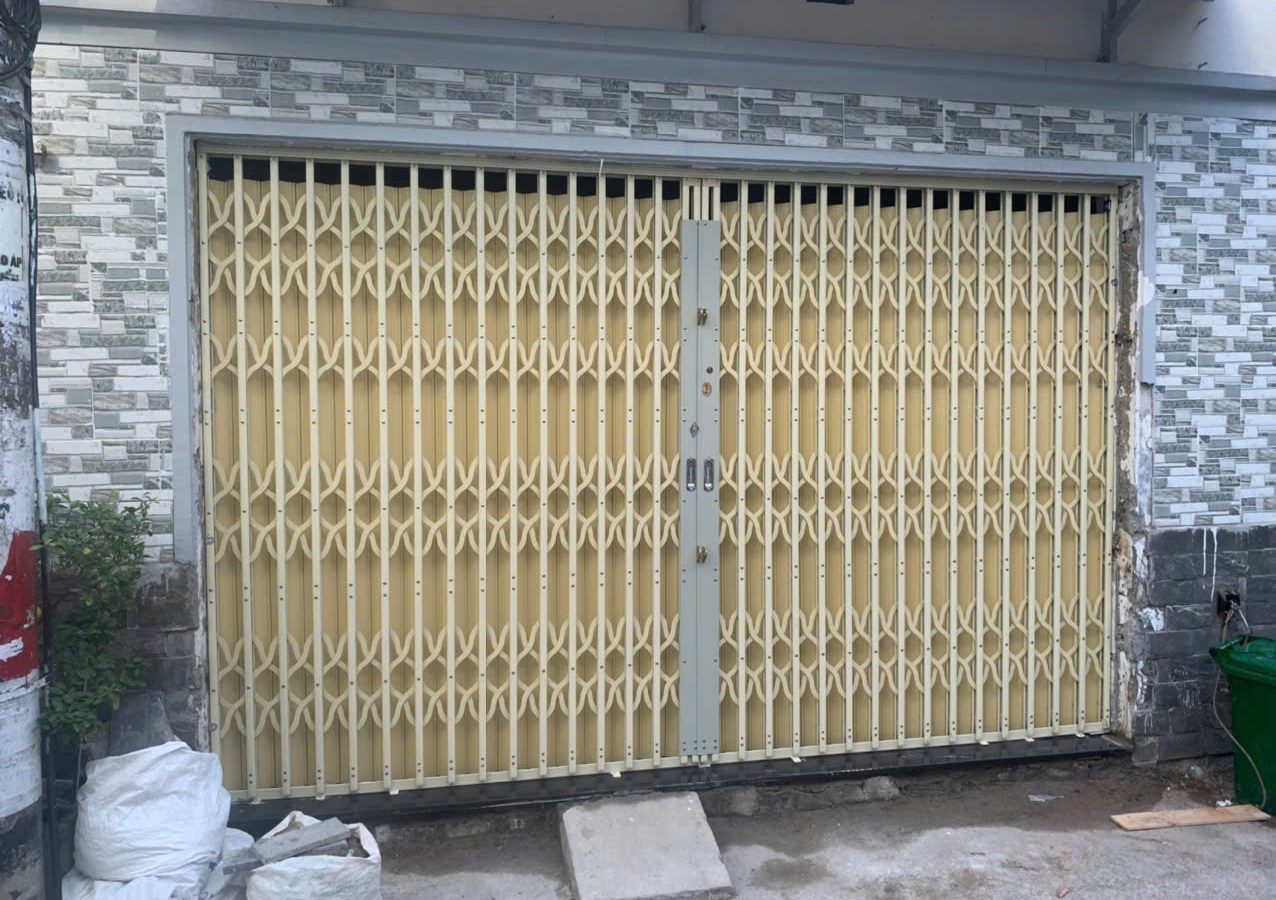 Cửa kéo sắt hoàn thiện trên mặt tiền nhà phố tại TP.HCM