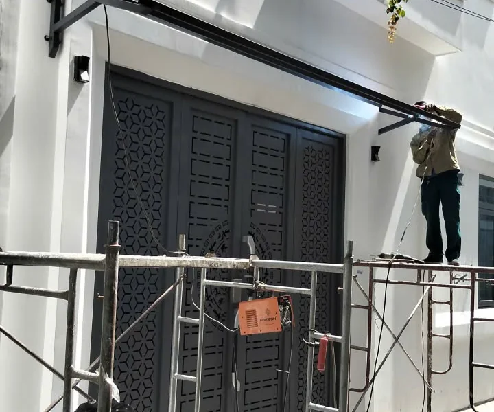 Mái hiên che cửa cuốn, mặt tiền nhà phố