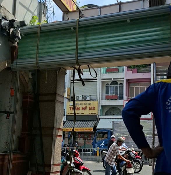Thợ Pro-Metal thi công cửa cuốn cho mặt tiền cửa hàng