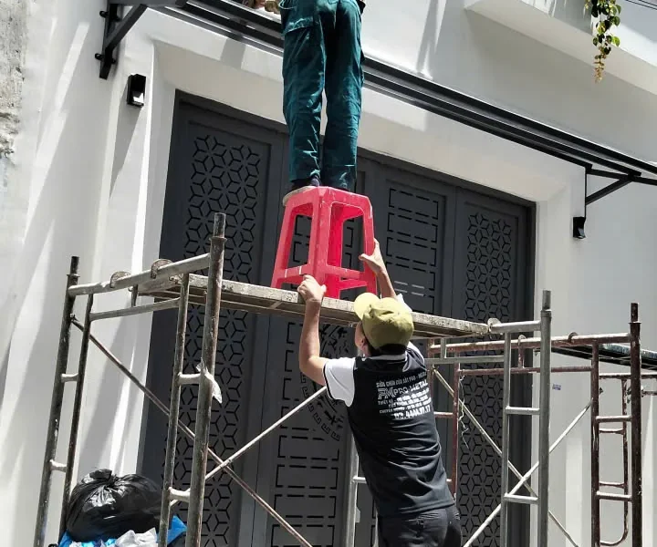 Thi công mái hiên che cửa sổ