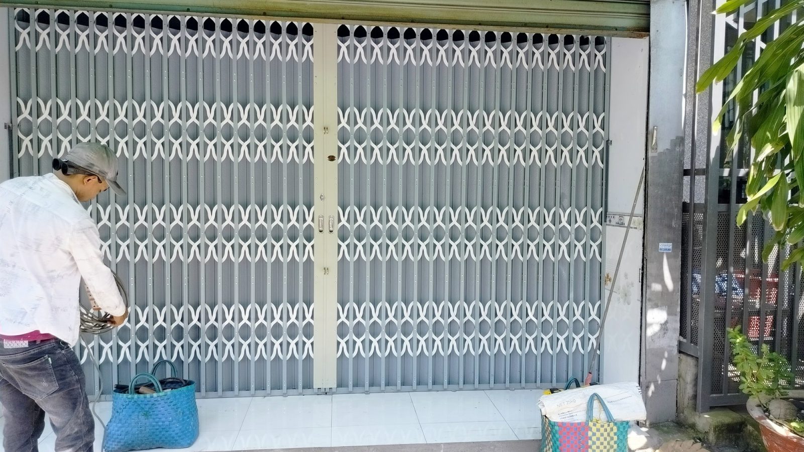 Thợ Pro-Metal thi công cửa kéo sắt tại nhà khách ở TP.HCM